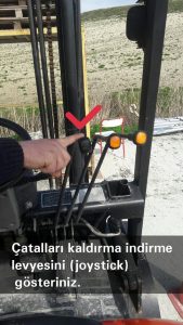 Çatalları kaldırma indirme levyesini (joystick) gösteriniz.